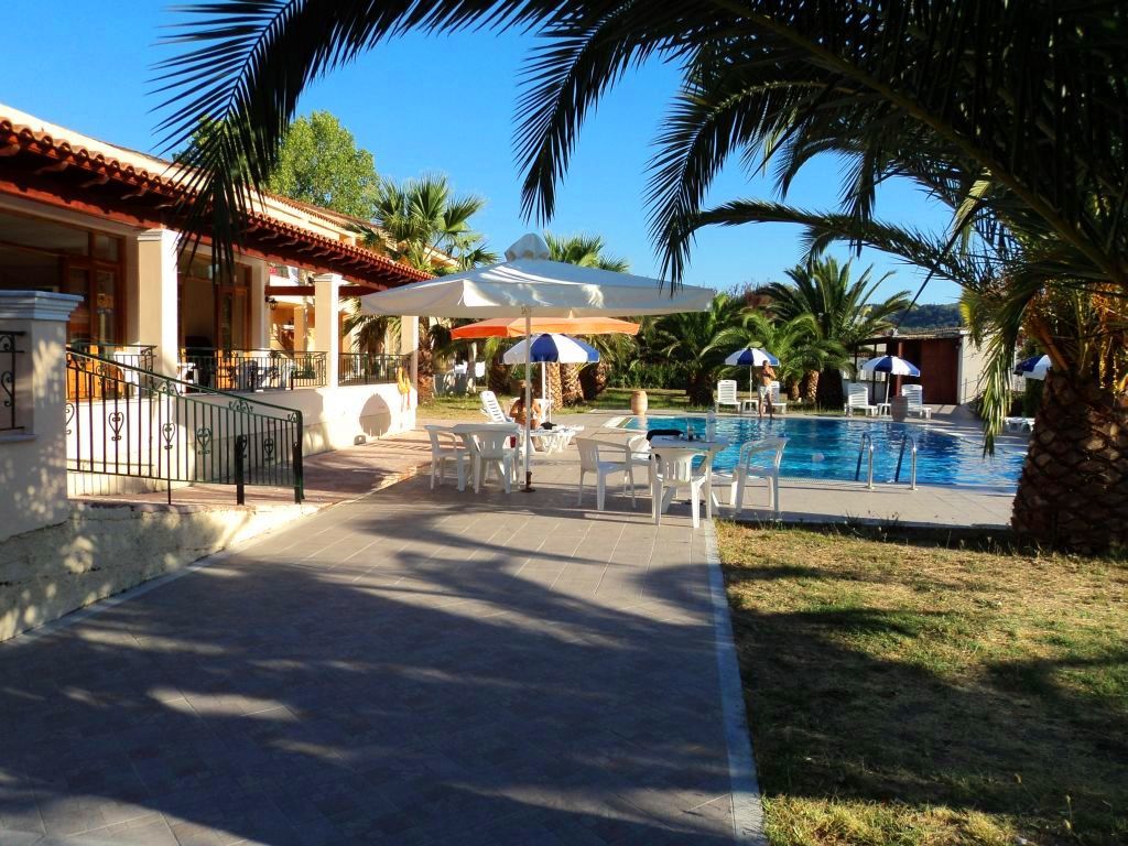 Faethon Aparthotel Karousadhes  Екстериор снимка