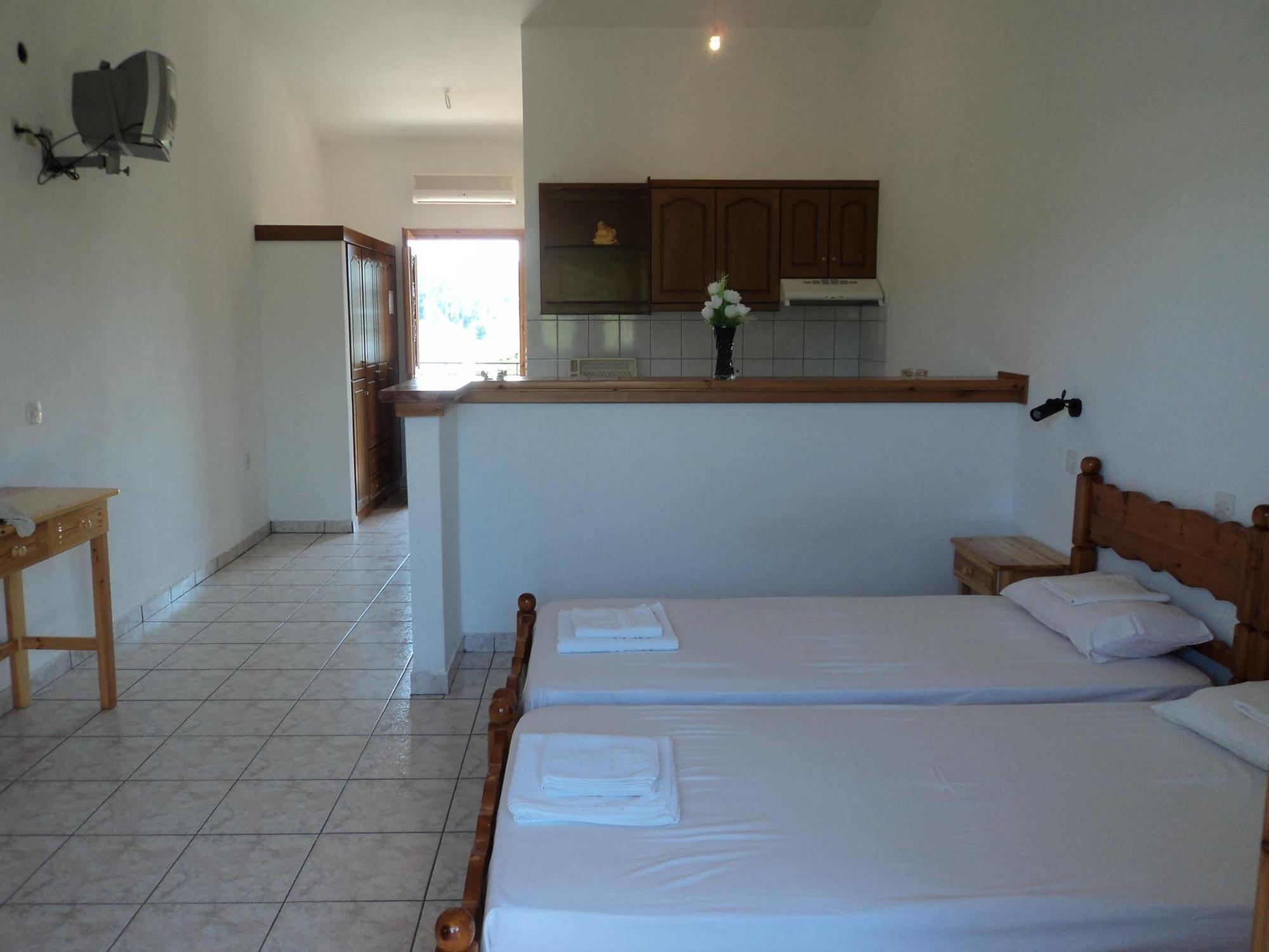 Faethon Aparthotel Karousadhes  Екстериор снимка